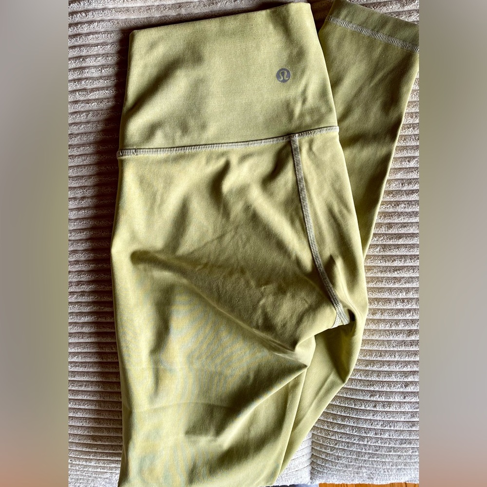 Lululemon like new Wunder Under size 4 leggings